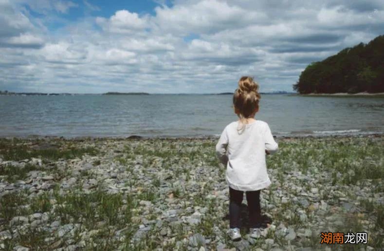 一直在否定中长大的孩子 长期在谩骂和嘲讽长大的孩子孤僻