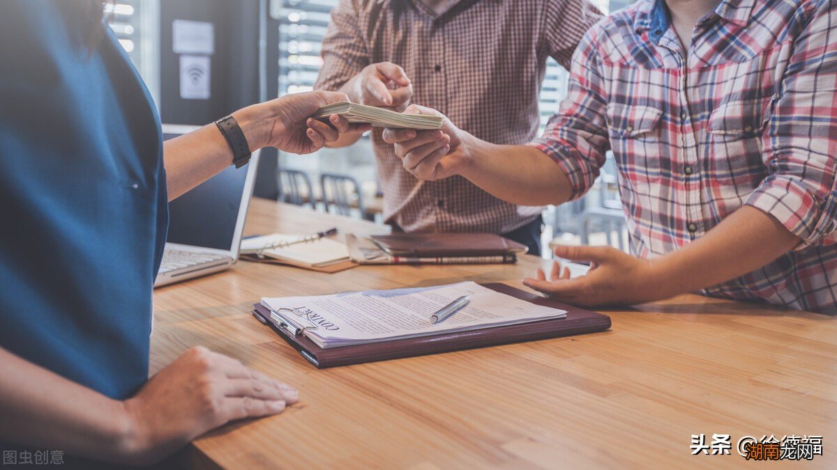 同学突然借钱怎么办 一个多年不联系的女同学突然找你借钱