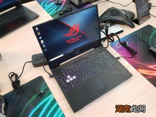 华硕ROG Strix Scar 2 GL504评估强大的游戏笔记本电脑将发挥一切