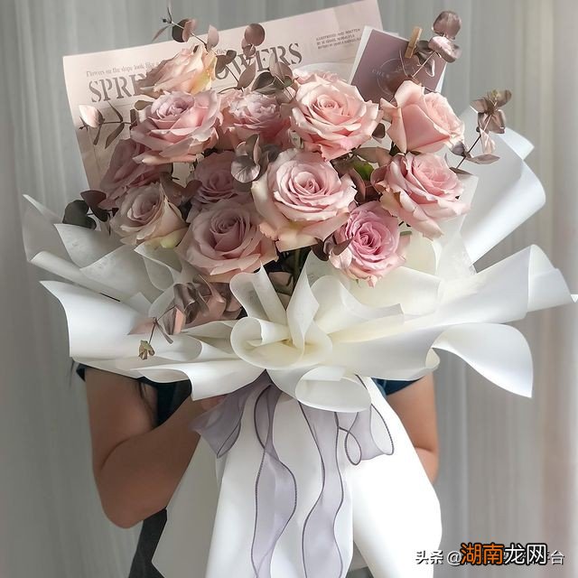 情人节不同阶段送什么花合适 情人节送什么花表示初恋