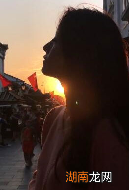 抖音里的变形金刚头盔特效怎么弄及抖音打响指天空变暗视频拍摄教程