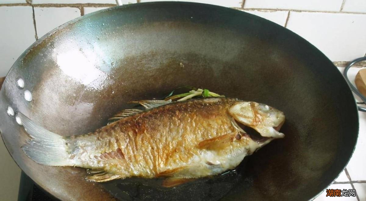 煎鱼牢记3诀窍不掉皮不会碎 怎样煎鱼不粘锅又不破皮窍门