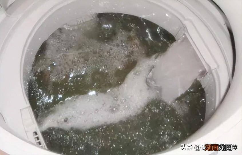 洗出有黑皮一样东西解决 波轮洗衣机怎么清理里面脏东西