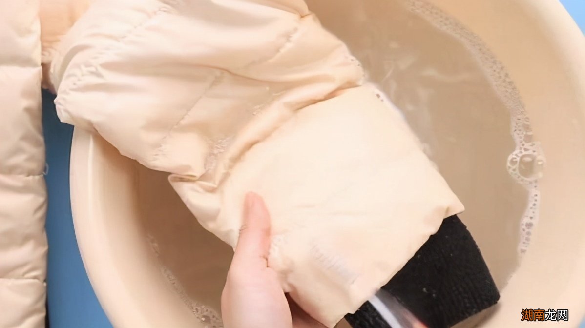 白色羽绒服怎么清洗最干净 白羽绒服怎么洗白小窍门