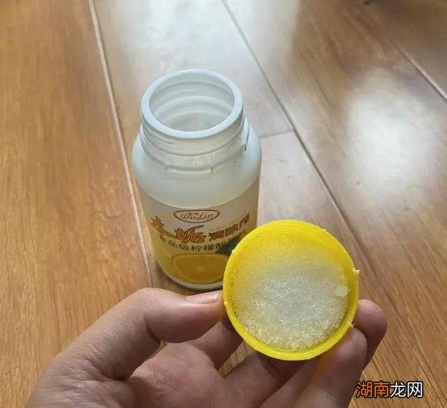 玻璃门顽固水垢清除窍门 玻璃上有水垢怎么擦才干净妙招