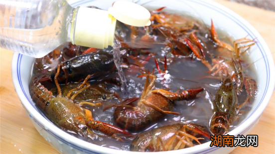 加3样东西龙虾的脏东西跑光光 如何清洗小龙虾最干净