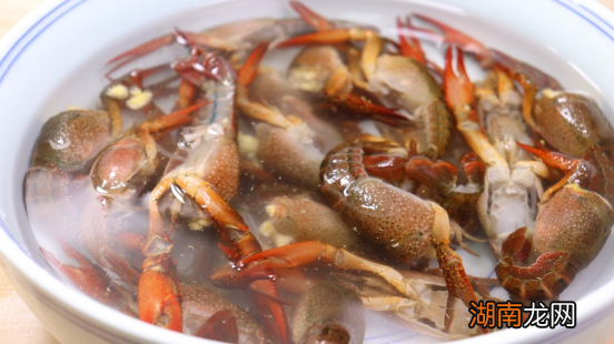 加3样东西龙虾的脏东西跑光光 如何清洗小龙虾最干净