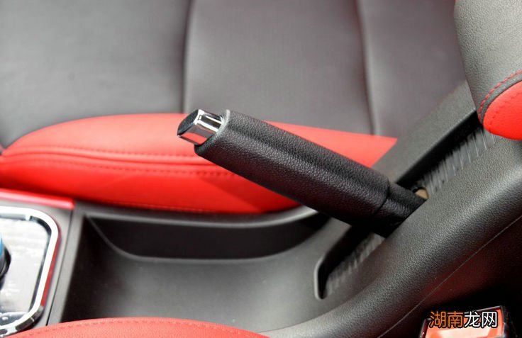 驻车制动器操纵杆在哪个位置