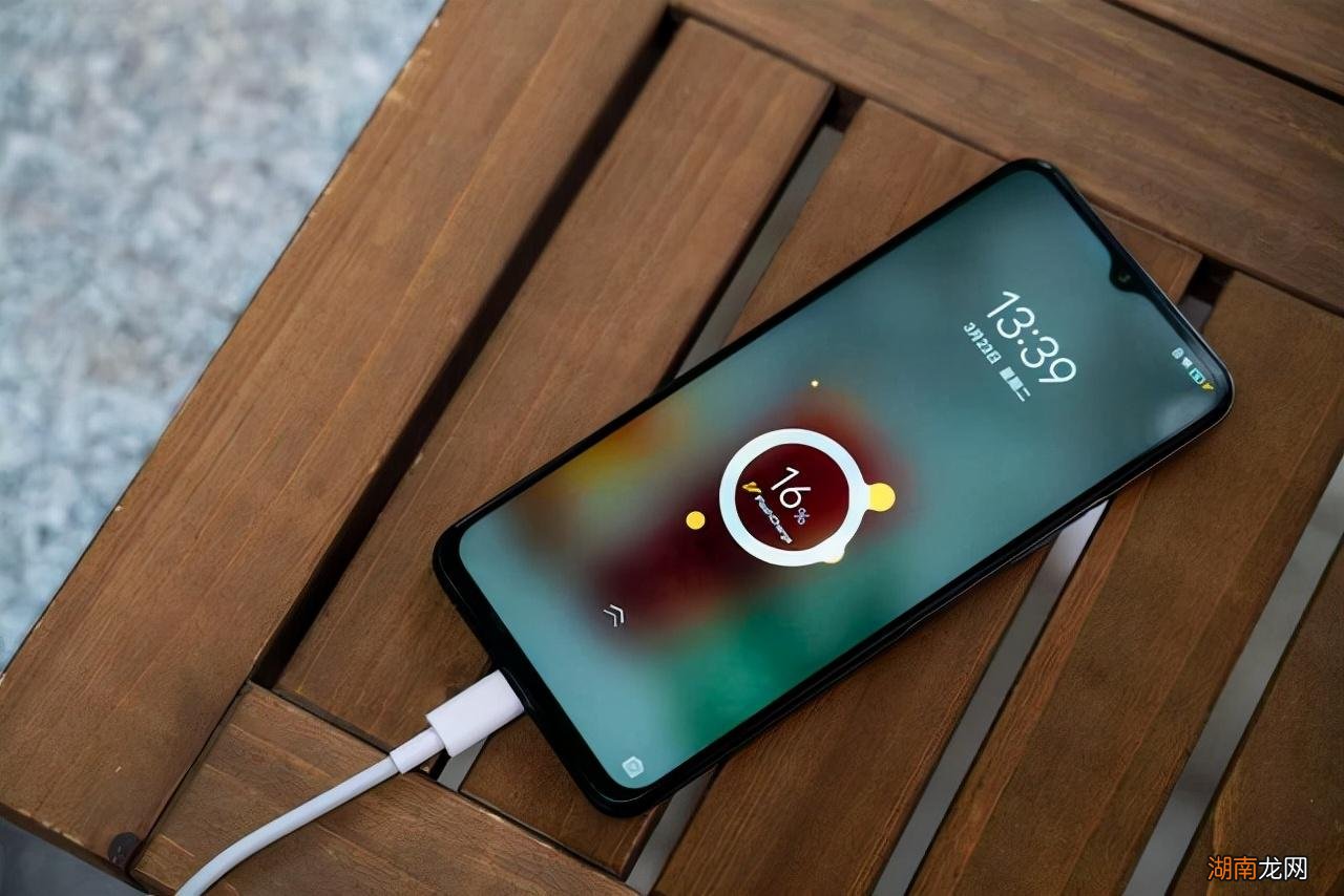 手机充电特别慢怎么办 手机充电变慢耗电快怎么回事