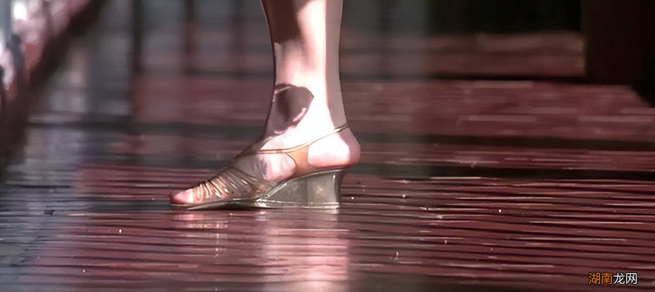 一个男人亲你的脚说明他爱你吗 为什么男人喜欢女人的脚