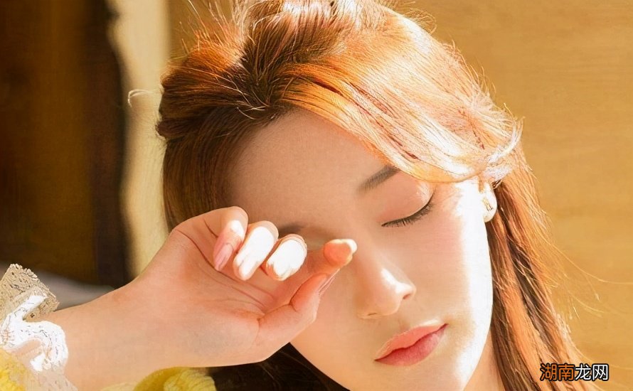 如何暖心安慰不舒服的女生 女生说胃疼怎么高情商回复