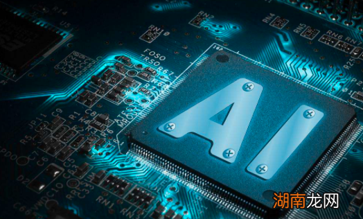 电子“迎宾员”使用AI监控口罩的佩戴和社交距离