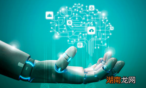 电子“迎宾员”使用AI监控口罩的佩戴和社交距离