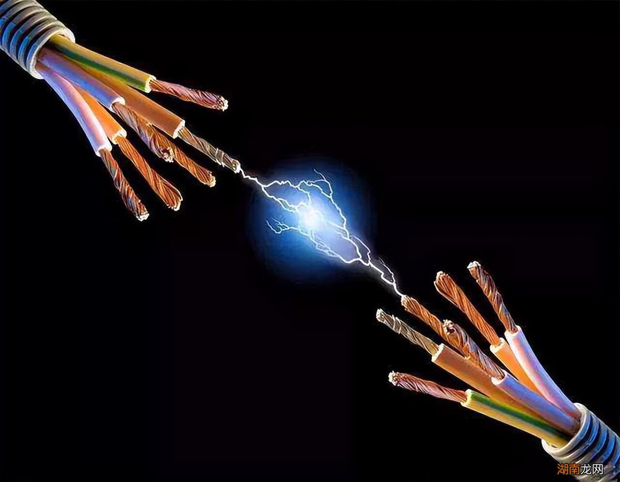 充电器一插上有火花危险吗 我充电器一插上有火花是为啥