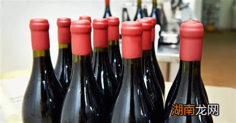深入了解一下蜡封葡萄酒那些事 蜡封红酒的打开方法