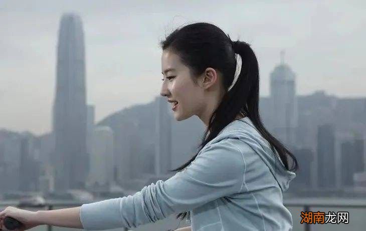 扎马尾好看又简单的教程 怎样扎马尾好看又洋气又蓬松