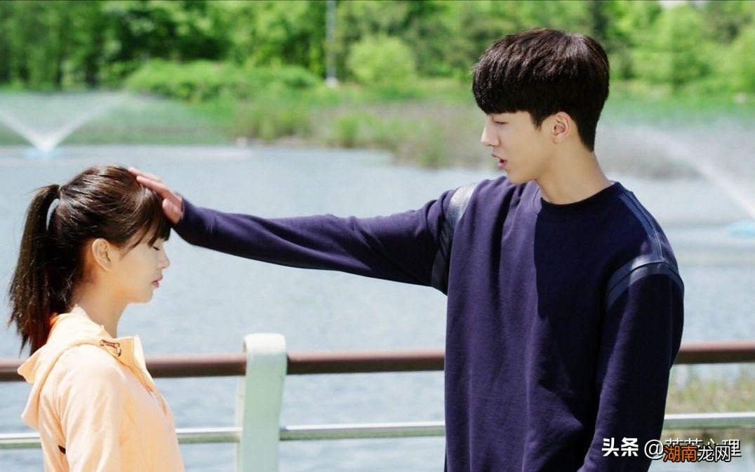 男生什么情况下会对女生摸头杀 男生会随意摸头杀吗