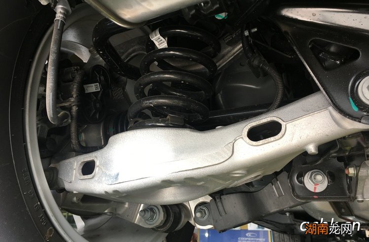 油气弹簧的弹性介质是什么