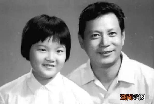 洪晃的母亲和父亲为什么离婚 洪晃是谁的女儿