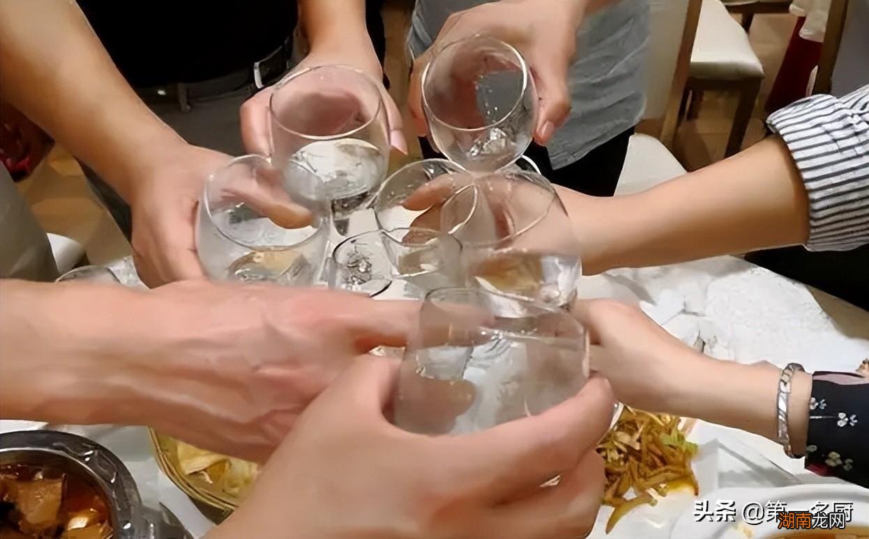 参加酒局必须要知道的五条基本礼仪 酒桌文化礼仪与规矩