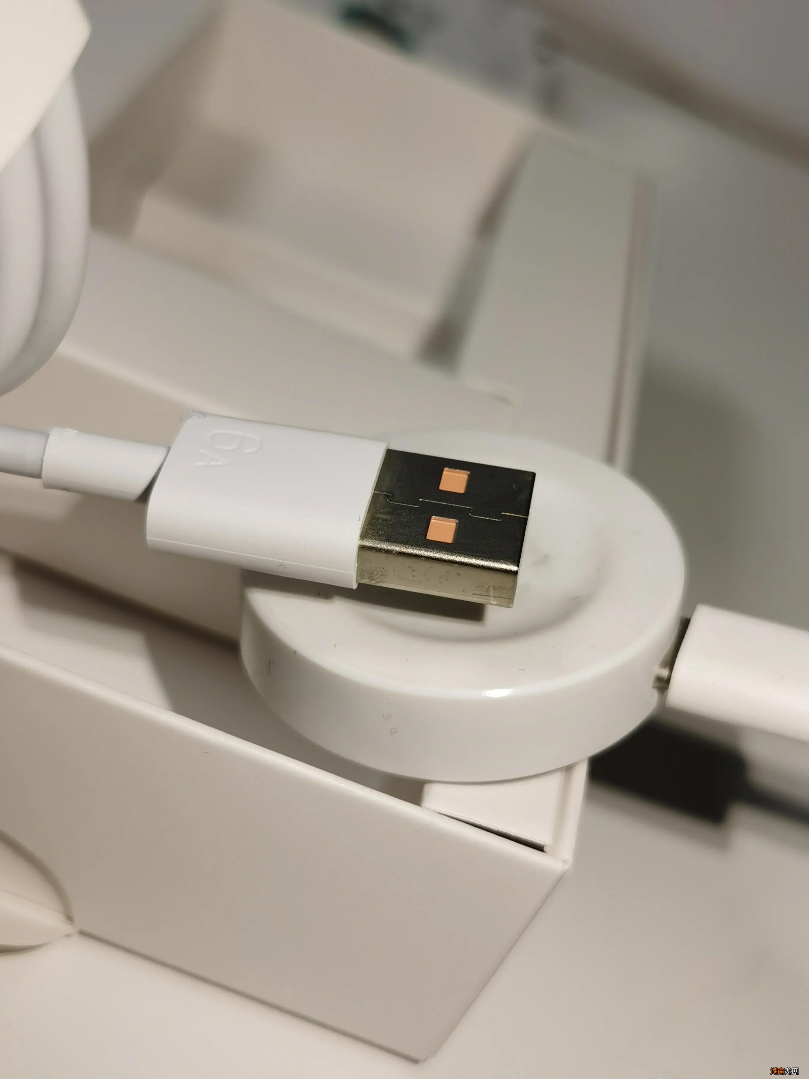 图解辨别华为66W充电器的方法 华为66w快充真假辨别