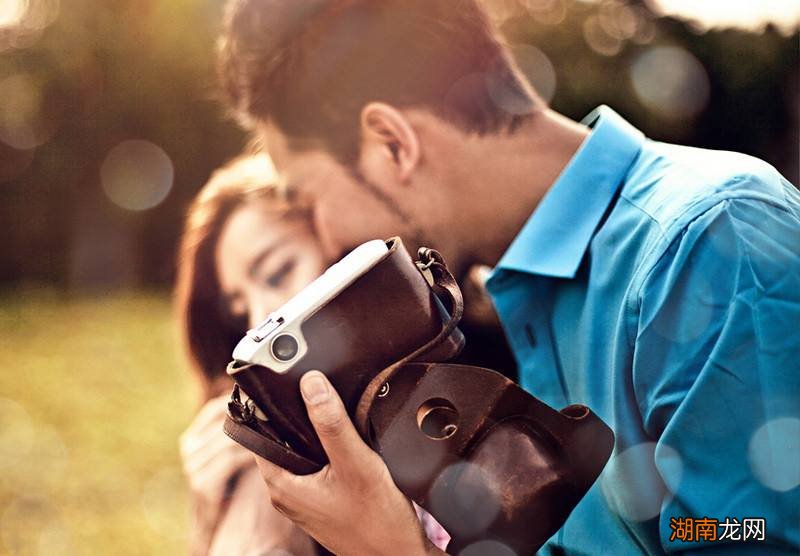 为什么男友在接吻总喜欢摸来摸去 接吻时男孩子手乱动