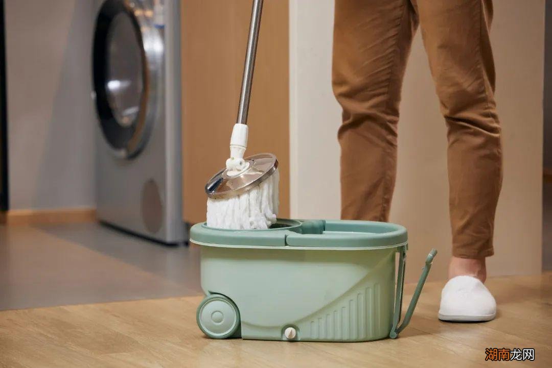 家政阿姨教你一招：地板干净又省事 用什么擦地最干净