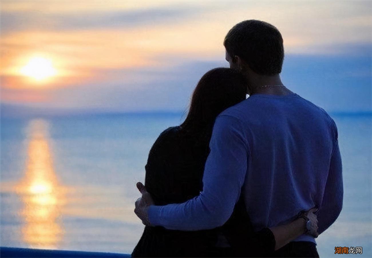 男人真的爱你会有哪些小动作 给你枕手臂的男人心理