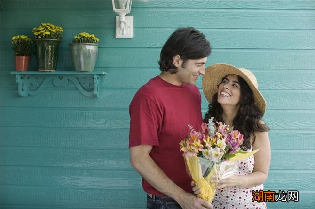 男人真的爱你会有哪些小动作 给你枕手臂的男人心理