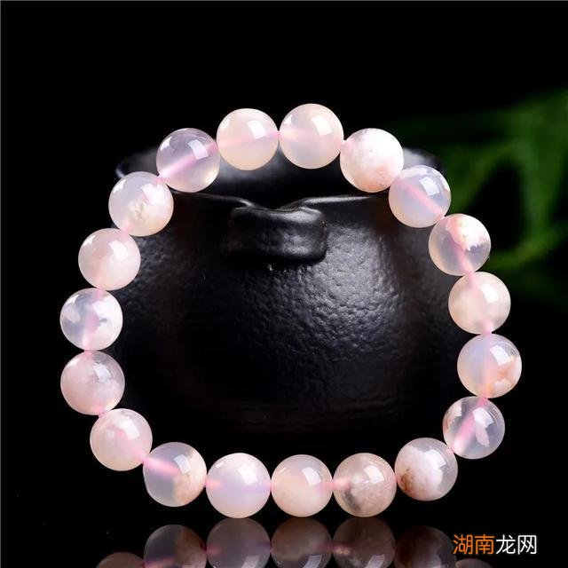 天蝎男对有好感的女生的行为 天蝎男一眼就喜欢的女人