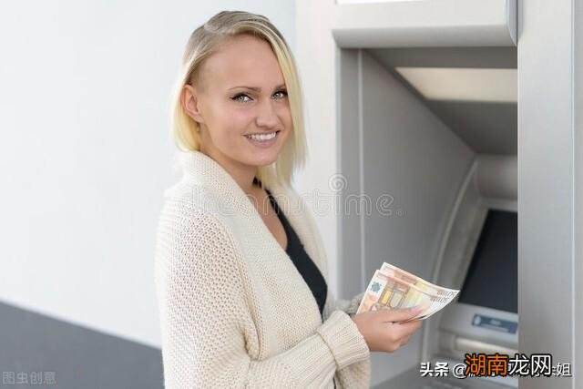 财务部门两个不同的岗位 记账和出纳可以是一个人吗