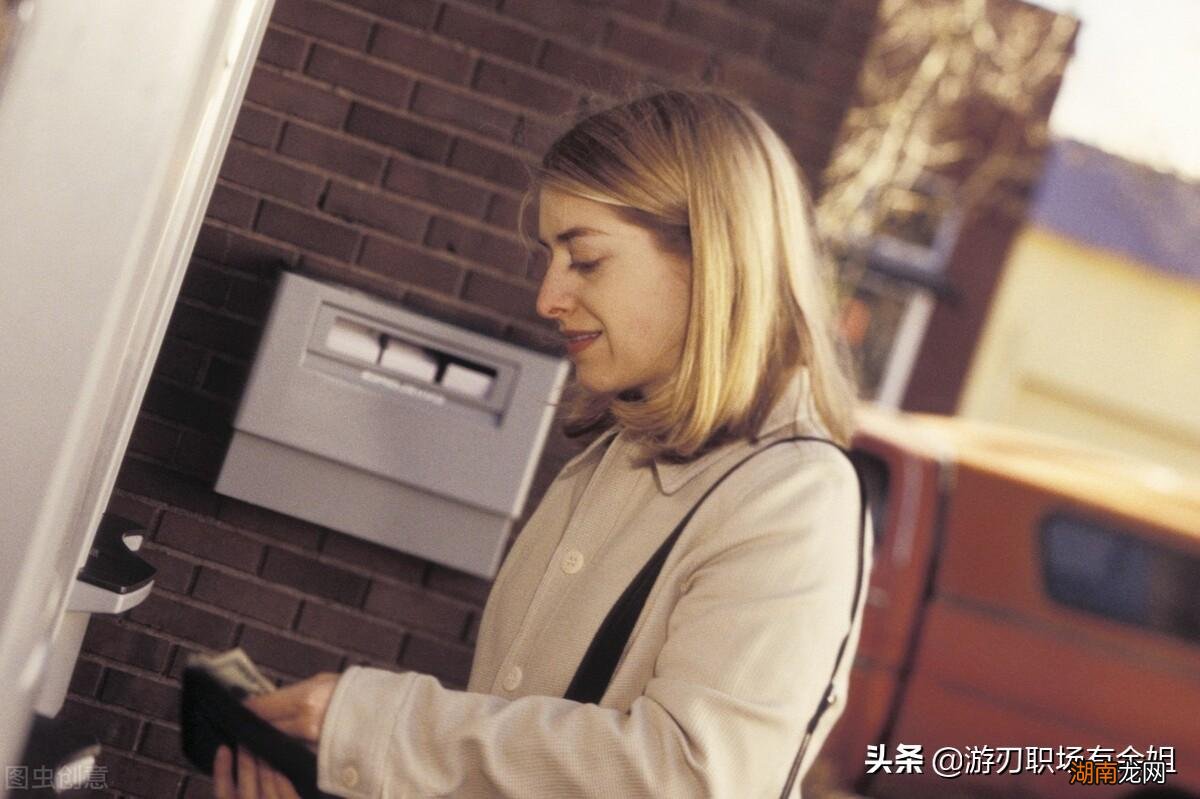 财务部门两个不同的岗位 记账和出纳可以是一个人吗