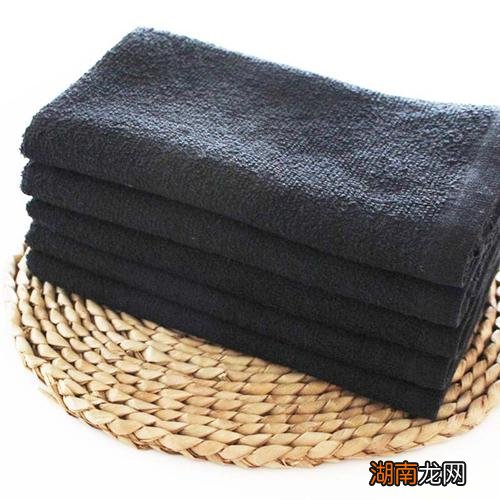 毛巾上有黑色斑点为什么？还能擦身体嘛？