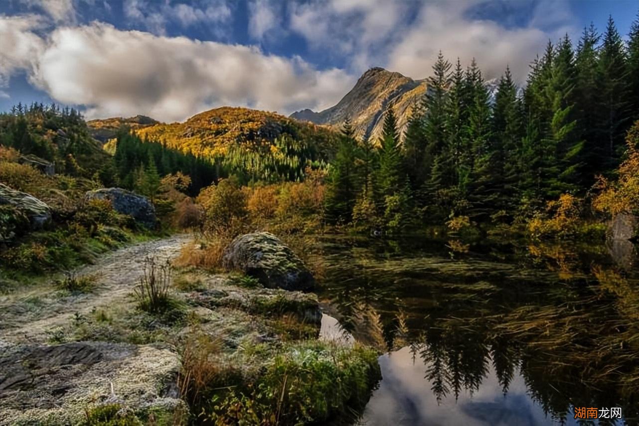 女人偷偷暗恋你的3个信号 中年女人暗恋表现有哪些