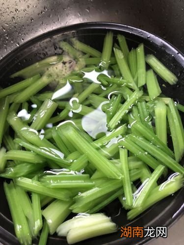 家常炒芹菜做法 芹菜需要焯水吗