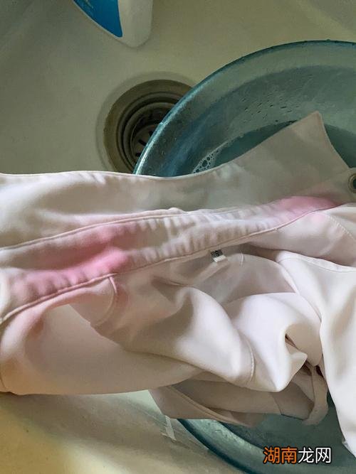 科学原因剖析和解决方法 白衬衣漂白后领口为何变粉色