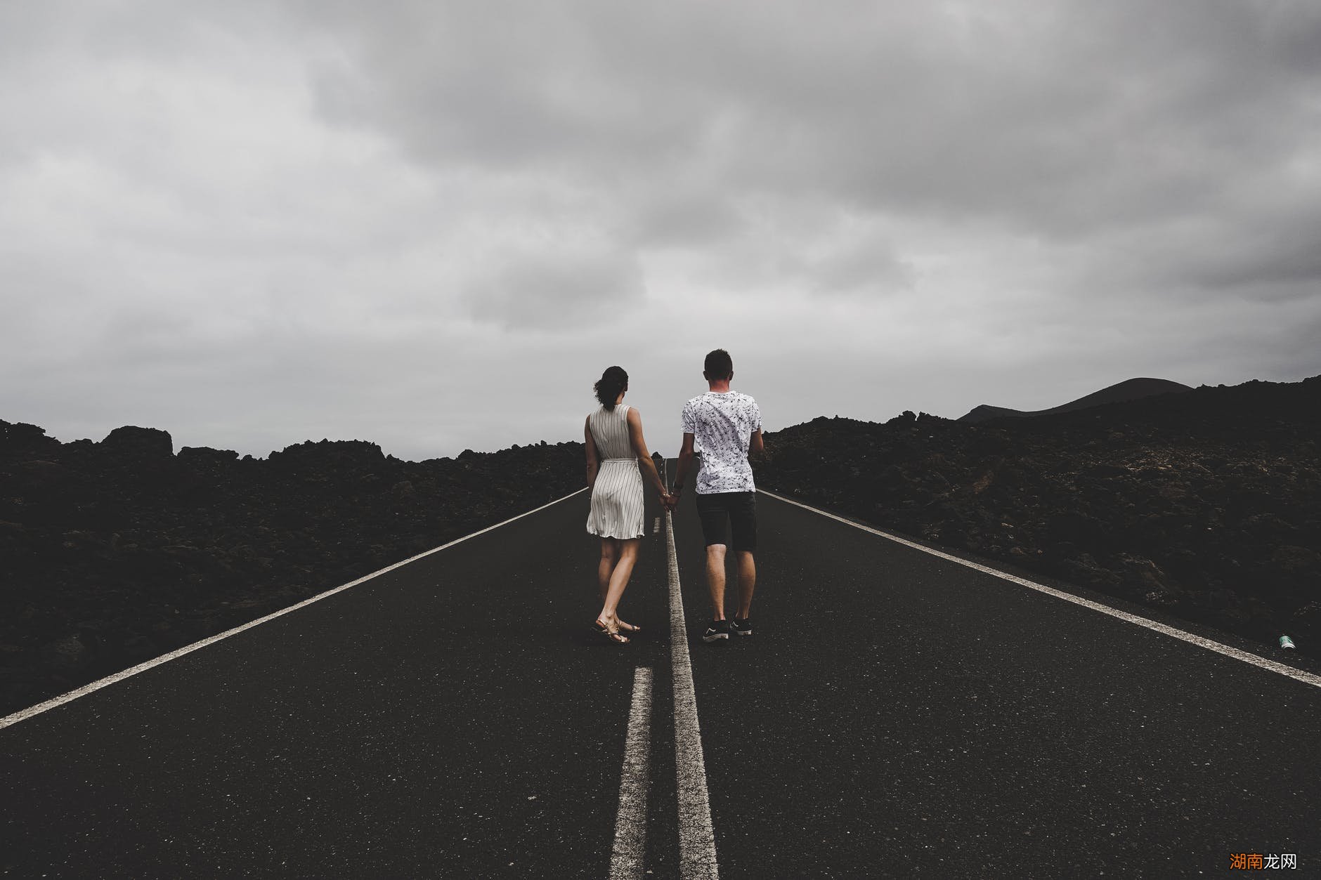 有4个反常迹象说明心里有前任 一个男人没有忘记前任表现