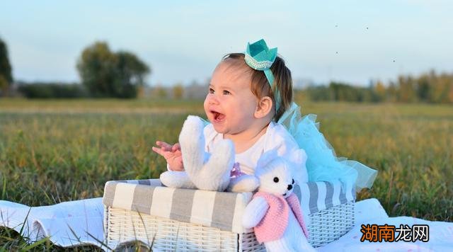 孩子爱扔东西是坏习惯吗 宝宝爱扔东西是聪明的表现