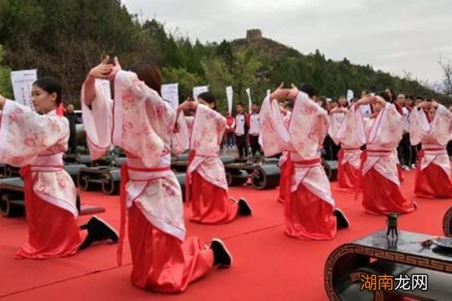 丧事行礼磕头的六个具体步骤 三叩九拜标准姿势图解大全