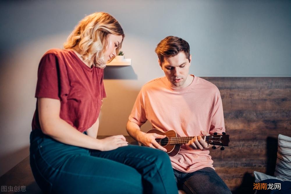 男生其实已经暗示了喜欢你 男生暗恋不熟的女生表现