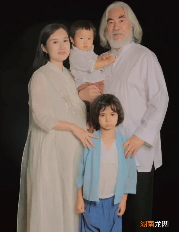 导演张纪中和现任妻子相差多少岁数 张纪中老婆多大年龄