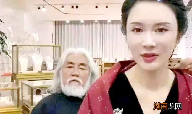 导演张纪中和现任妻子相差多少岁数 张纪中老婆多大年龄