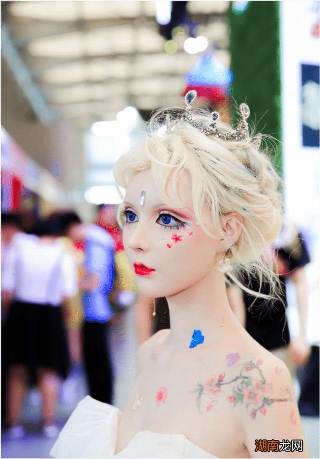 网红迪丽拉整容前后对比照 芭比迪丽拉原来的样子素颜