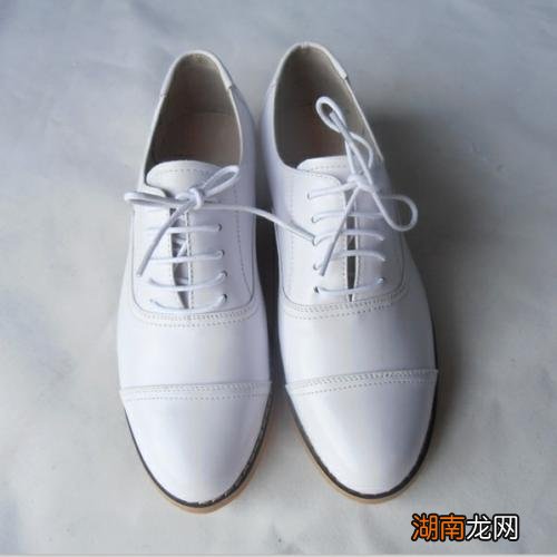 真皮白皮鞋发黄了怎样擦白