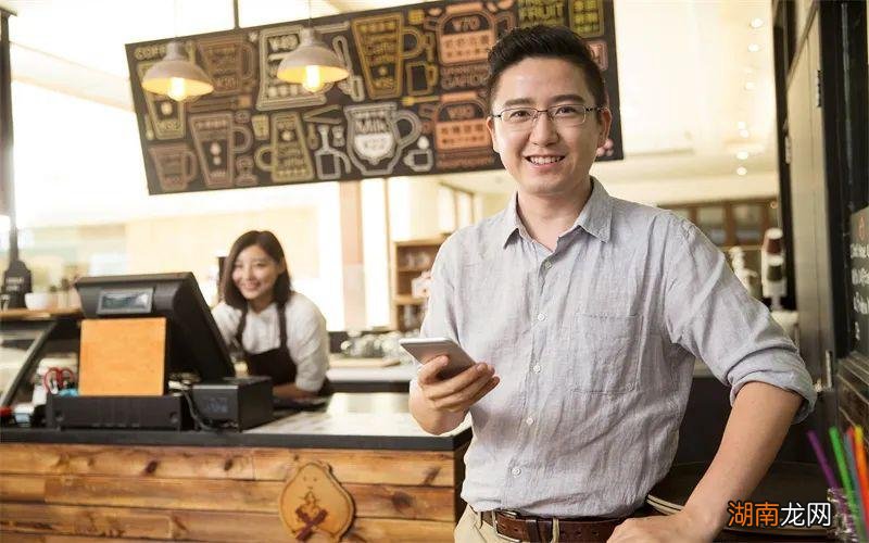 夫妻一起开店卖什么东西好赚钱 实体店什么最赚钱