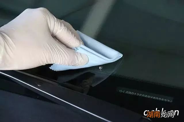 车玻璃裂缝怎样修复