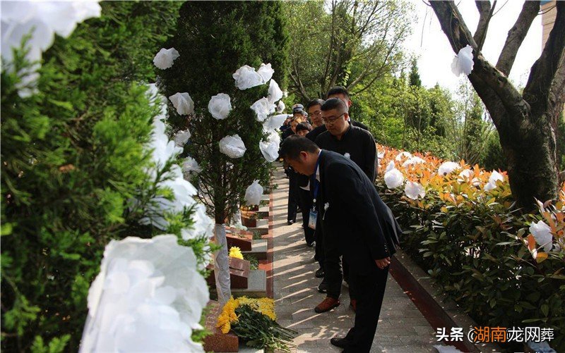 人死后民间的安葬习俗及下葬日期 火化后多久下葬比较好