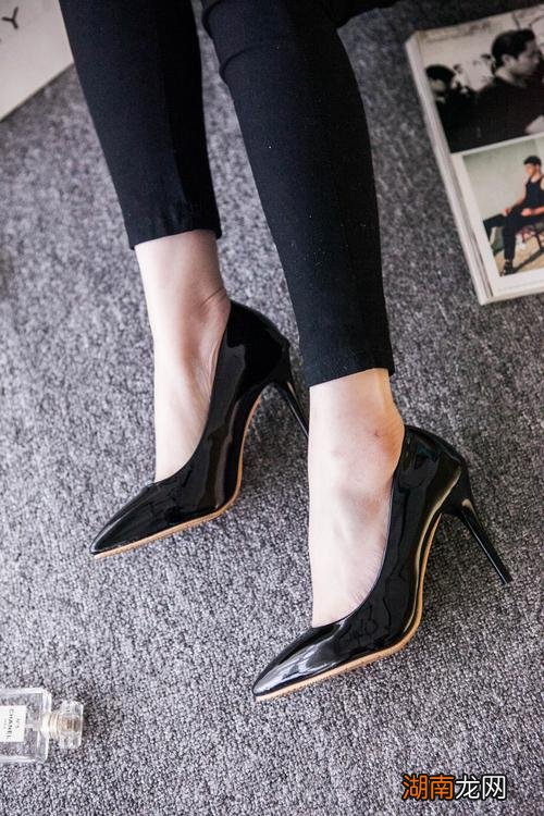 高跟鞋要买大还是买小还是刚刚好