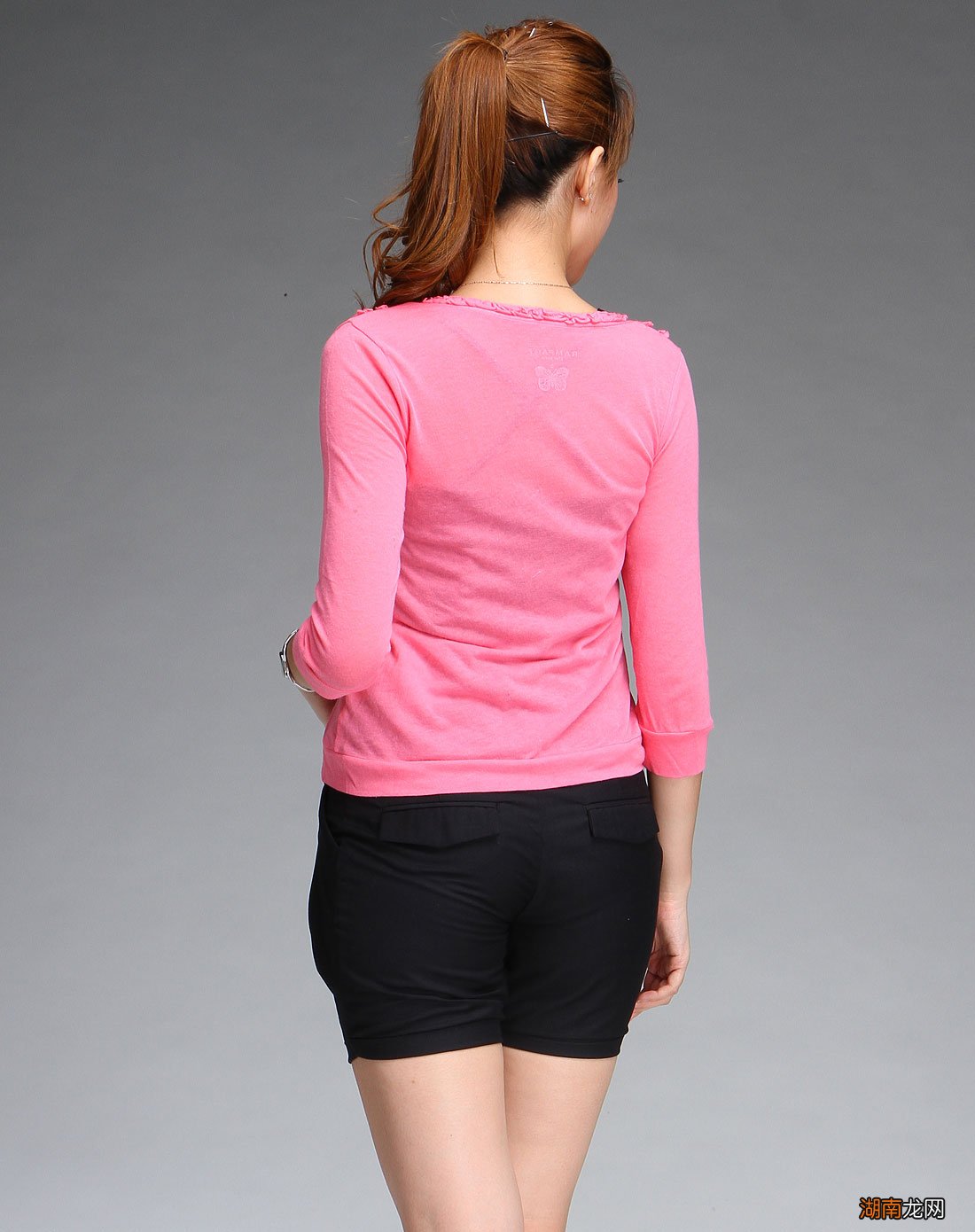 粉色衣服配什么颜色裤子好看