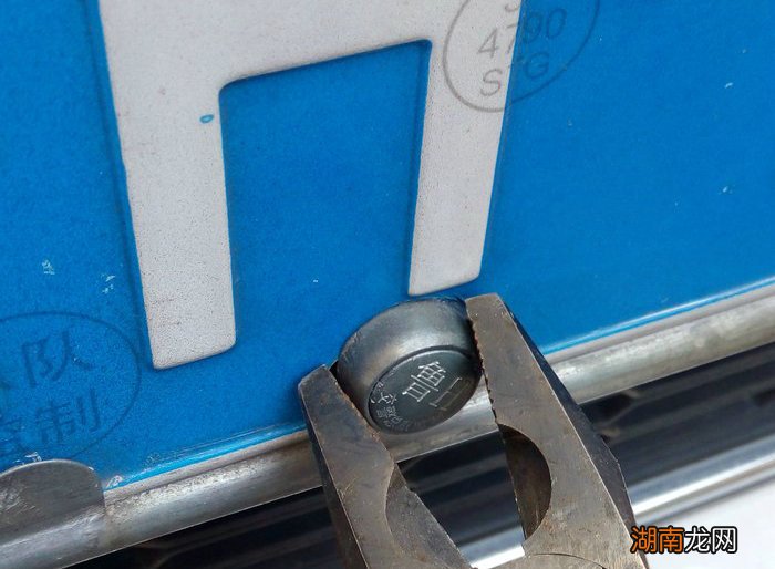 汽车牌照防盗螺丝拆卸方法有那些